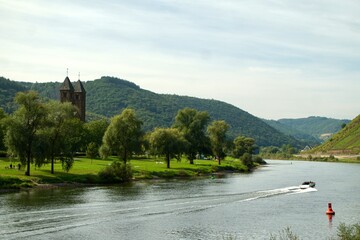 Blick über die Mosel zum Kloster Ebernach