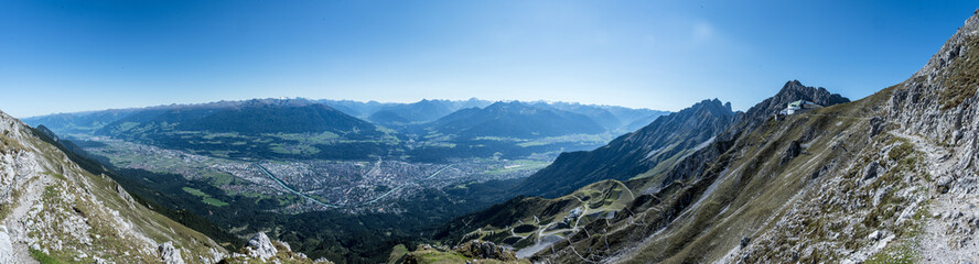 Berge der Nordkette im Sonnenschein bei blauem Himmel