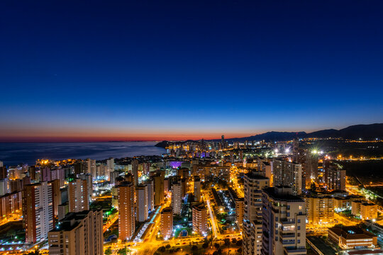 Foto ciudad Benidorm anocheciendo
