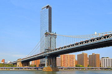 Manhattan Bridge, suspension bridge that crosses the East River in New York City, connecting Lower Manhattan at Canal Street with Downtown Brooklyn