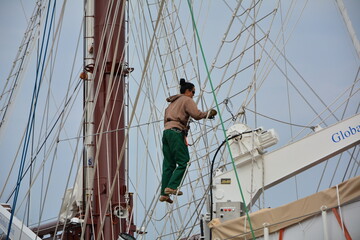 liny okrętowe i maszt statku, praca na statku, ship ropes and ship mast,