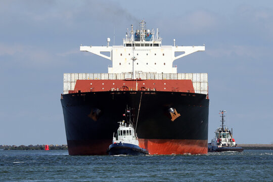 Schwarzes Containerschiff erreicht den Hafen