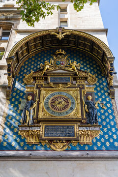 Paris, France &ndash; September 30, 2017. Gilded Conciergerie clock hang on the Clock Tower of the Conciergerie in Paris. The Conciergerie clock is France&rsquo;s first public clock and dates from 1535.
