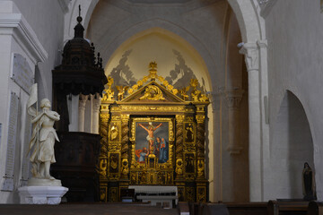 Vers l'autel à l'intérieur de l'église Saint-Martin à Coulaures (24420), département de la Dordogne en région Nouvelle-Aquitaine, France