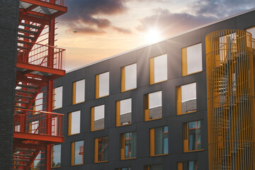 Bürogebäude mit Feuertreppe und Helikopter am sonnigen Himmel © HOCKULUS