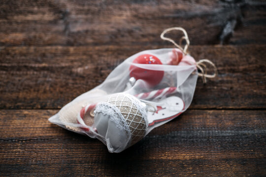 Eco-friendly Christmas gift wrapping. DIY Gift Wrap Eco-Friendly ideas. Christmas gift balls and wooden toys in mesh reusable produce net bags