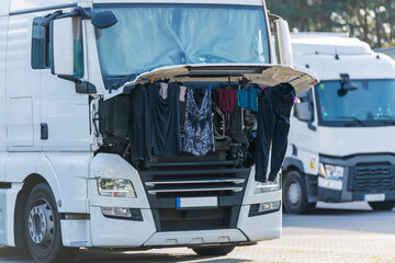 Fototapeta premium Ein LKW Fahrer hat seine gewaschene Wäsche an die geöffnete Motorklappe gehangen