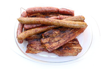 Gegrillte Würstchen und Bauchscheiben.