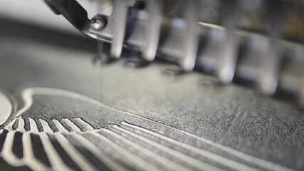 Stickmaschine stickt in das hochwertige Leder | Nähmaschine aus Österreichischer Produktion stickt ein Logo in den Stoff. | 4K 120 FPS 10 Bit 4:2:2 