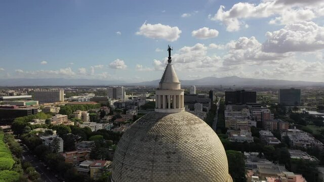 La basilica dei Santi Pietro e Paolo nel quartiere Eur di Roma.
Spettacolare ripresa aerea con drone intorno alla cupola con vista su tutto il quartiere dell'Eur