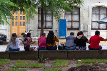 Personas sentadas en plaza pública