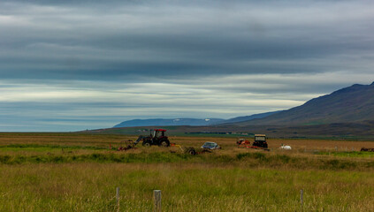 Obraz premium summer road trip on an open high way in Route 1 in Iceland with dramatic mountain landscape on the background.