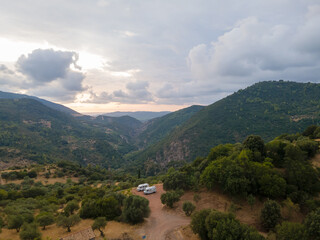 epische Drohnenaufnahmen im Inland von Peloponnes Neda Wasserfall