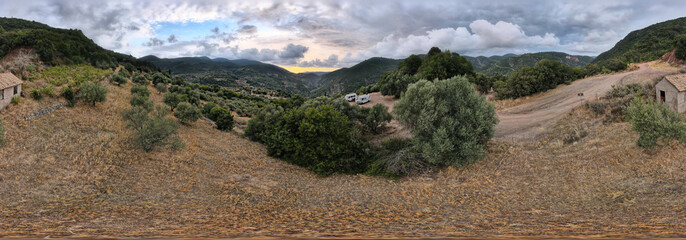 epische Drohnenaufnahmen im Inland von Peloponnes Neda Wasserfall