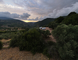 epische Drohnenaufnahmen im Inland von Peloponnes Neda Wasserfall