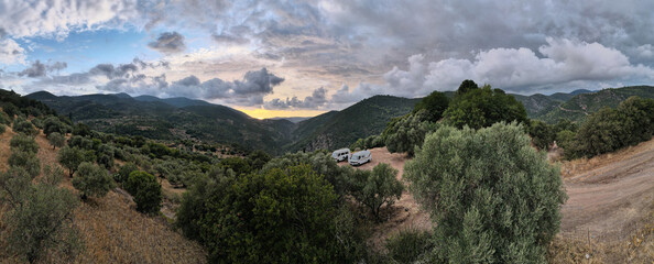 epische Drohnenaufnahmen im Inland von Peloponnes Neda Wasserfall