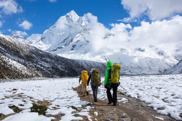 Backpackers on trail to Ama Dablam