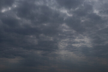 青空のない濃い羊雲