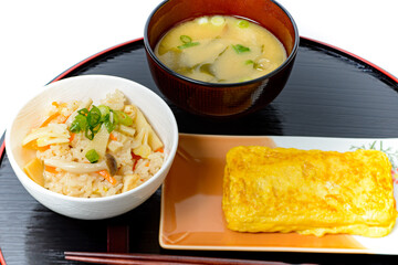 和食　たけのこ飯　とても香り高い筍ご飯は、日本の春にふさわしい料理です。