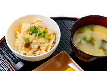 和食　たけのこ飯　とても香り高い筍ご飯は、日本の春にふさわしい料理です。