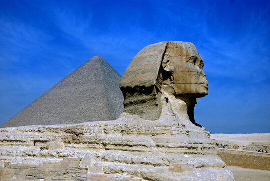 Esfinge nas Pir&acirc;mides de Giz&eacute;. Cairo. Egito.