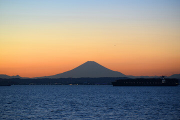 Naklejka na ściany i meble 海からの富士山夕景