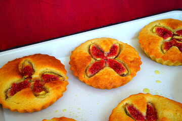 Small vegan almond cakes with fresh figs