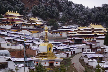 チベット文化圏・郎木寺の雪景色 - obrazy, fototapety, plakaty
