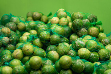 Grupo de mallas de limones en el estante de una verdulería 