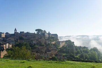 Fototapeta na wymiar Early morning mist over the town of Belves in the south of france