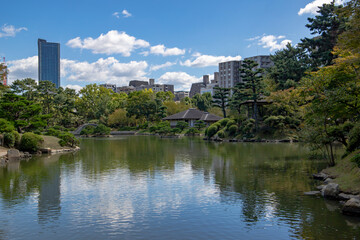 青空の広島市縮景園