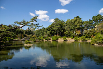 青空の広島市縮景園