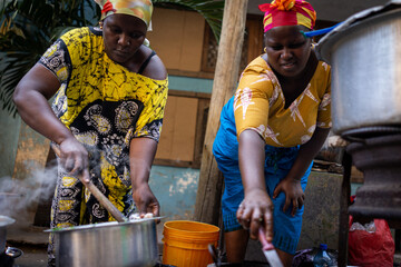 African woman cooking traditional food at street © Jasmin Merdan