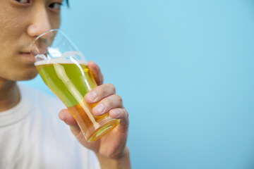 ビールを持つ日本人男性の顔アップ