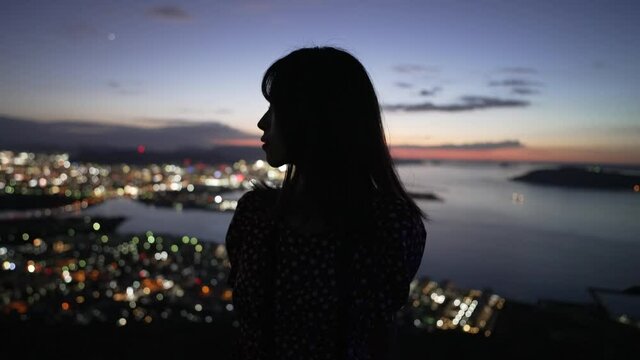 夜景を見ている女性