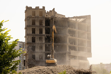 Еxcavator demolishes an old building