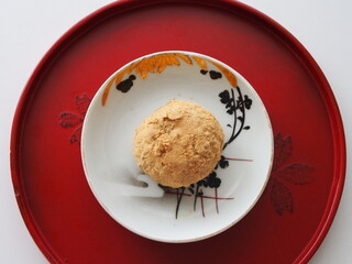 朱塗り盆の骨董皿にのったきなこのおはぎ