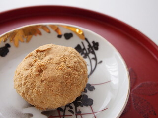 朱塗り盆の骨董皿にのったきなこのおはぎ