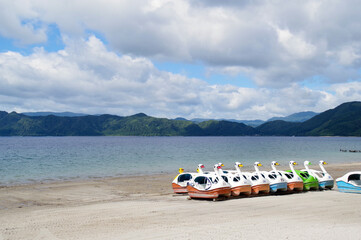 観光用の足漕ぎボートが並ぶ田沢湖の湖畔