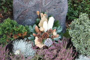 Liebevoll geschmücktes Grab im Herbst
