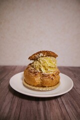 皿に乗ったシュークリーム
