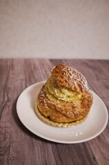 皿に乗ったシュークリーム