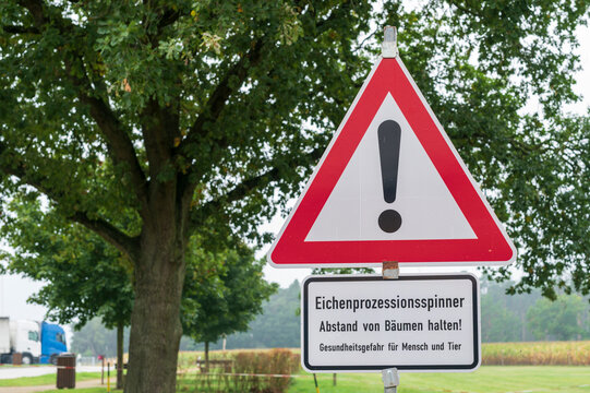 Ein Warnschild das vor Eichenprozessionsspinner und den Kontakt warnt
