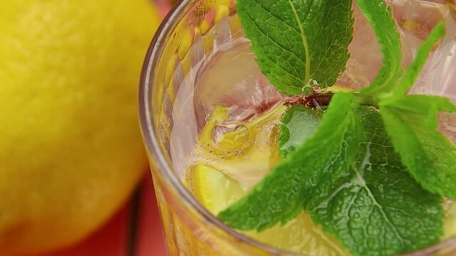 verre d'eau gazeuse &agrave; la menthe et au citron