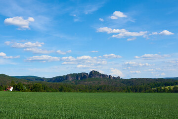 Blick von Altendorf in Richtung Osten auf das Schrammsteinmassiv in der Sächsischen Schweiz	