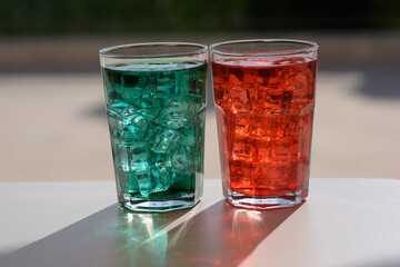 boissons colorées vert et rouge en verre