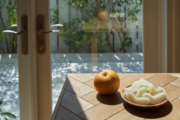 梨とテーブルと庭