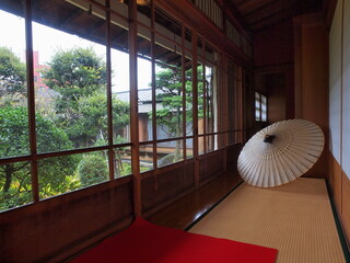 回廊に置かれた和傘