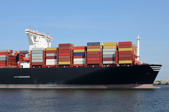 Riesige Containerschiff verl&auml;sst den Hafen