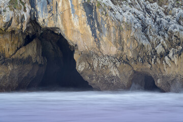 Obraz premium Playa de Las Cuevas, cerca de la población de Llanes. Asturias. España. Europa
